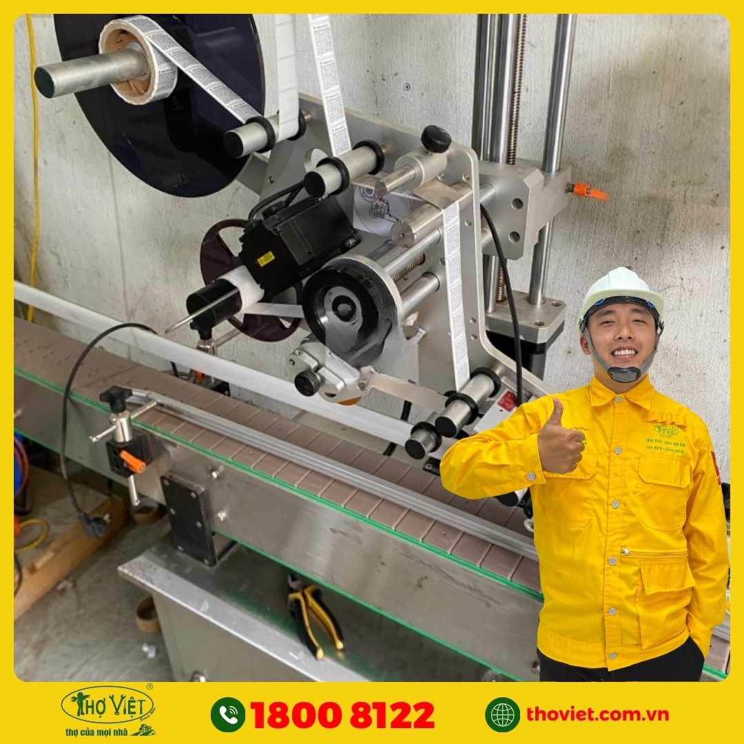 Thợ Việt để sửa máy dán nhãn