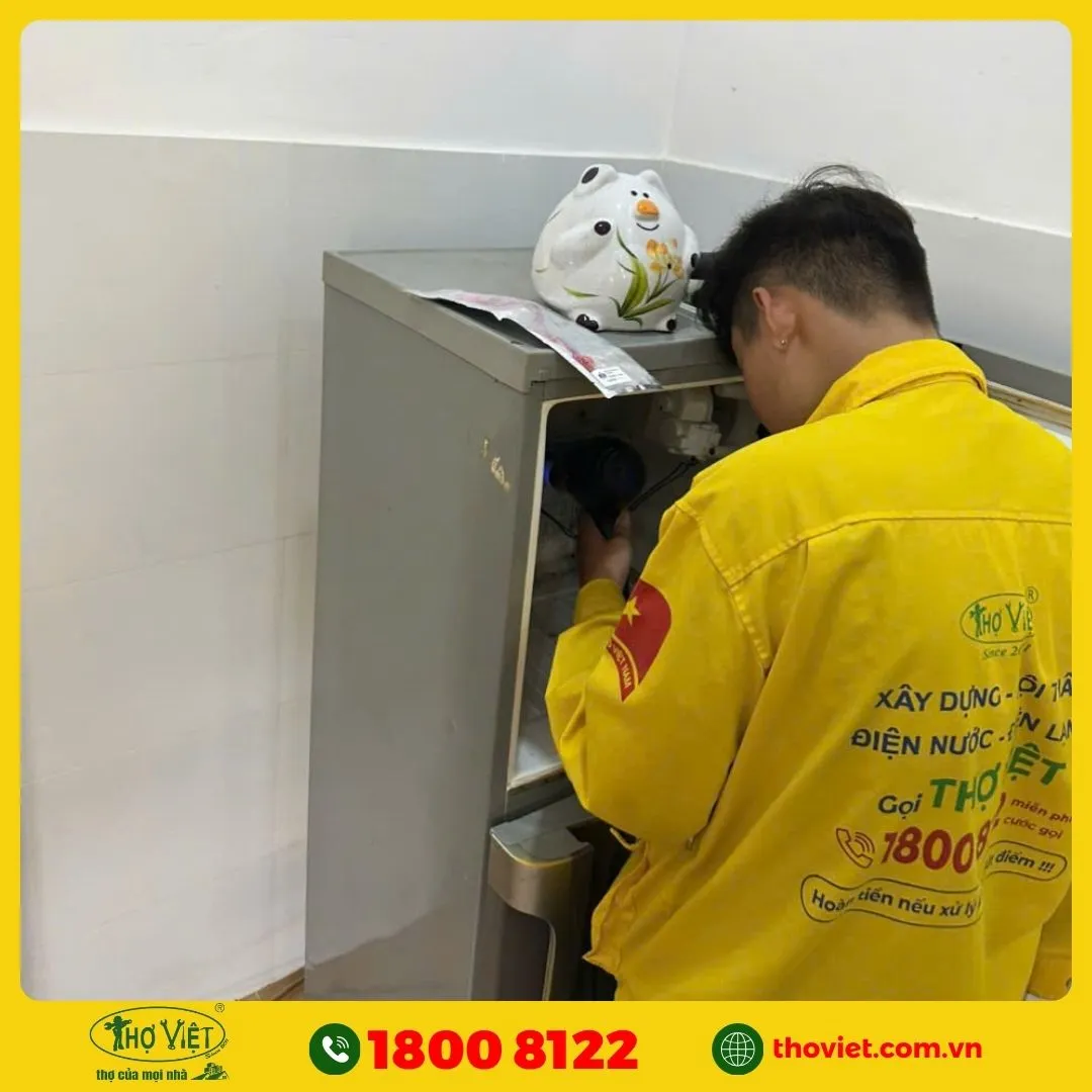 Xịt rửa tủ lạnh bằng nước áp lực cao