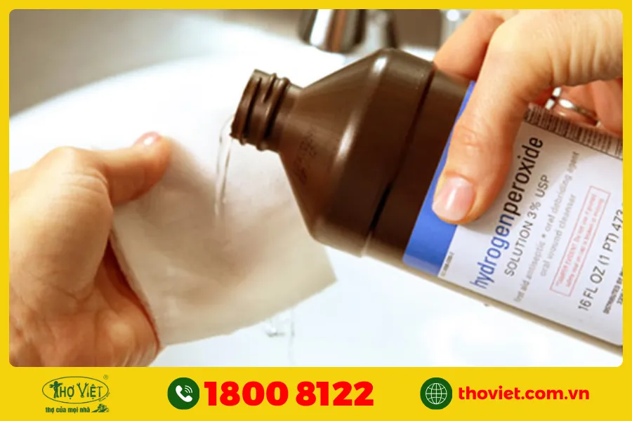 Sử dụng oxy già để tẩy rêu mốc trên tường nhà
