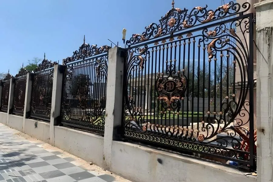 Mẫu hàng rào đẹp họa tiết cầu kỳ