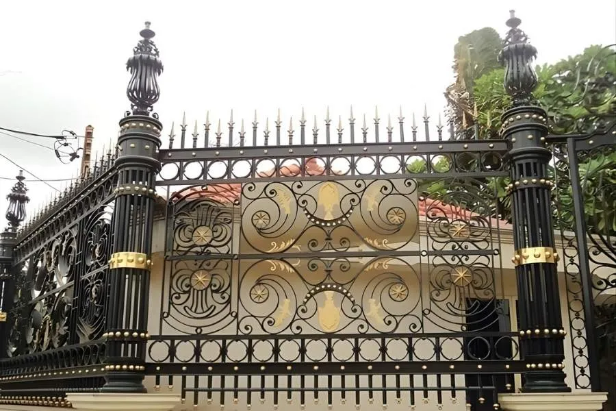 Mẫu hàng rào đẹp họa tiết cầu kỳ