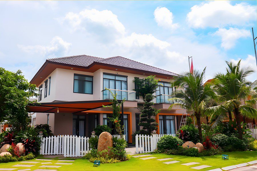 Biệt thự vườn mái Nhật hiện đại, sân vườn trang trí non bộ kết hợp với hàng rào gỗ trắng thấp