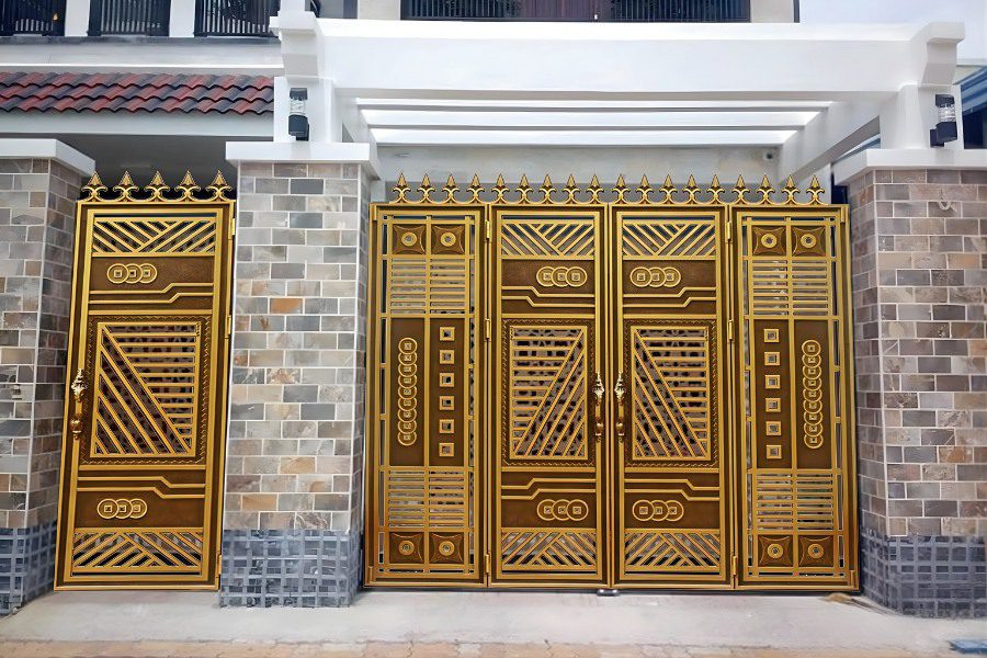Cổng sắt 4 cánh và cổng phụ màu vàng kim họa tiết đồng tiền cổ.