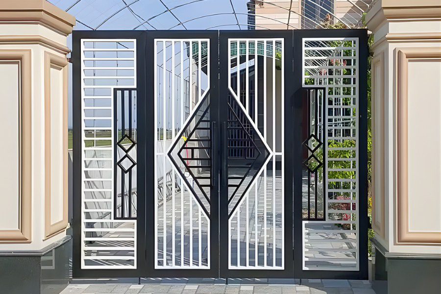Cổng sắt hộp 4 cánh sơn đen trắng họa tiết hình thoi hiện đại.