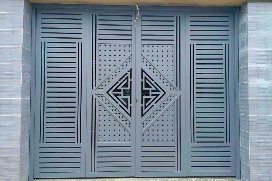 Cổng sắt hộp sơn tĩnh điện màu ghi 4 cánh đục lỗ tròn họa tiết hình thoi.