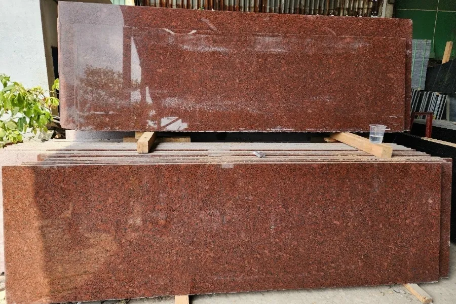 Mẫu đá Granite đỏ Bình Định lát sảnh nhà bền chắc, nổi bật
