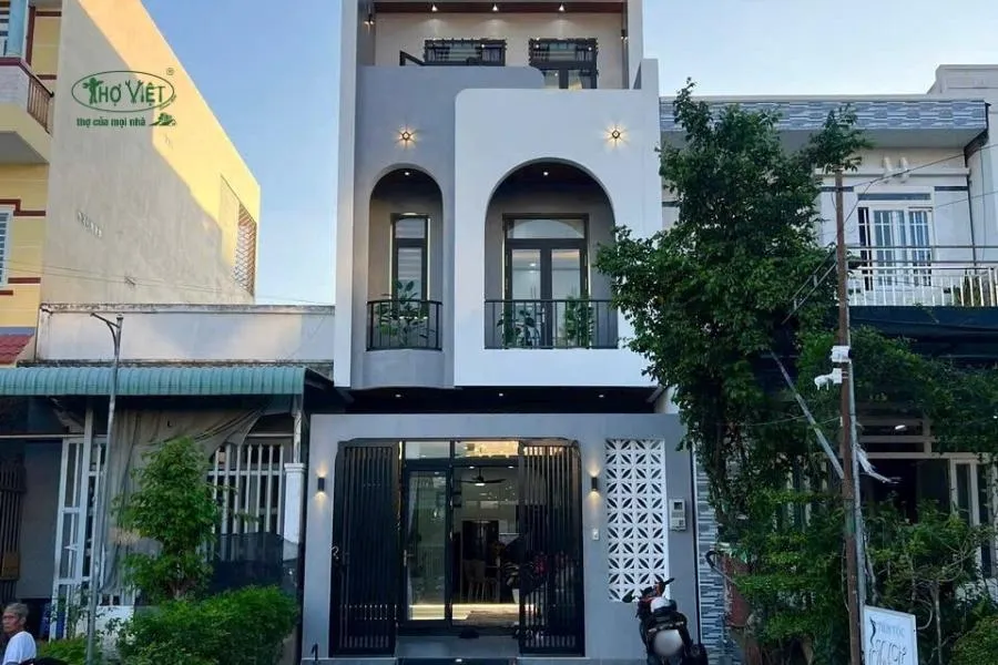 Mẫu nhà 5x20m 3 tầng có giếng trời