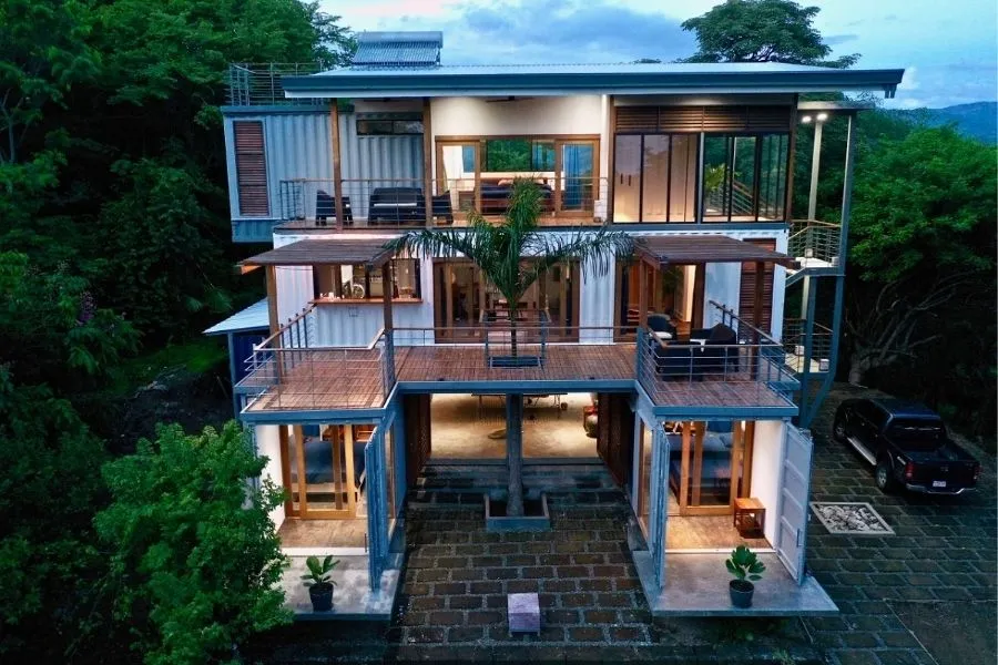 Mẫu nhà container 3 tầng có quy mô lớn.