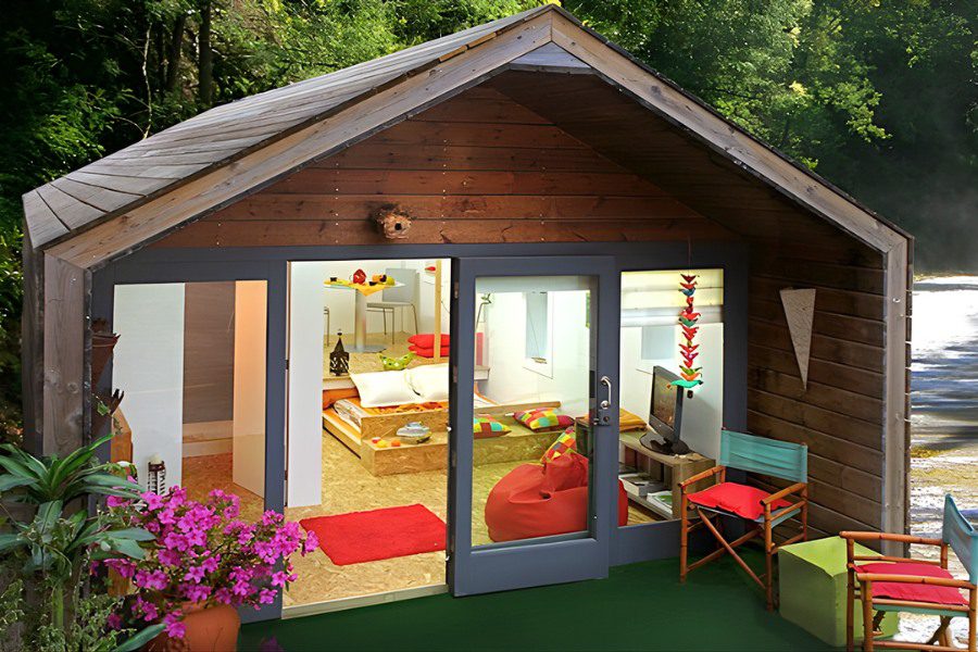 Mẫu nhà gỗ cấp 4 Bungalow nhỏ gọn với thiết kế nội thất hiện đại và cửa kính lớn.