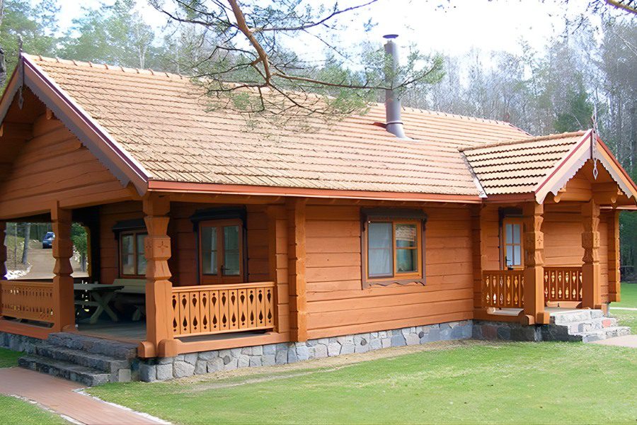 Mẫu nhà gỗ cấp 4 kiểu Log Home châu Âu với mái ngói vảy cá và ống khói.