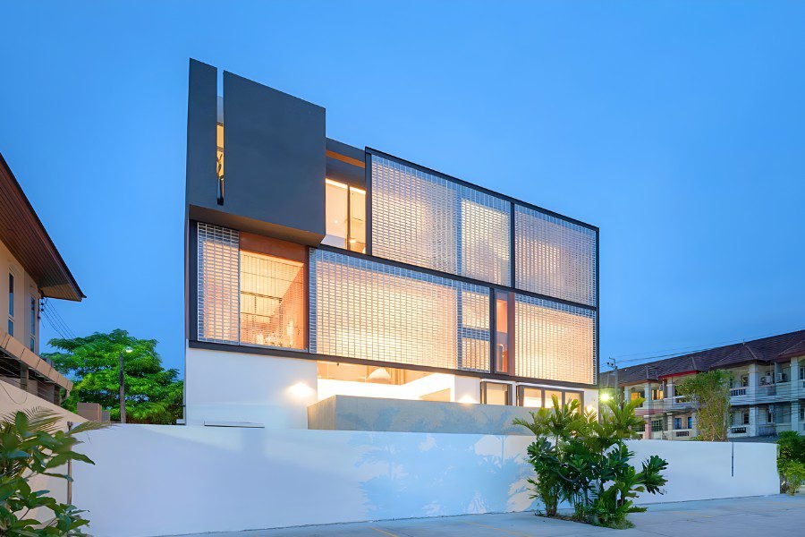 Nhà phố Scandi sử dụng gạch kính lấy sáng (Glass Block)