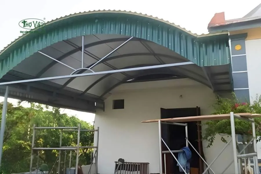 Mẫu nhà xe mái vòm cố định bằng tôn uốn cong