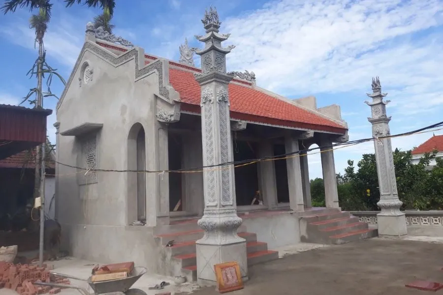 Nhà thờ 3 gian có Cột Đồng Trụ (Cột Lửa)