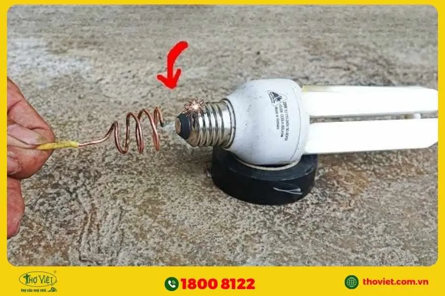 Bóng Compact có chuôi đèn bị lỏng