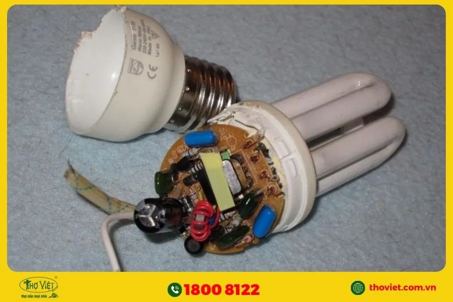 Bóng Compact mối hàn cũ của đèn bị bong