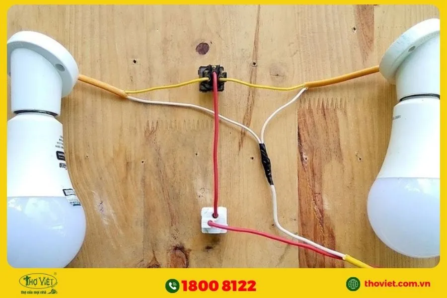 Công tắc điện có 2 công tắc và 2 bóng đèn âm tường