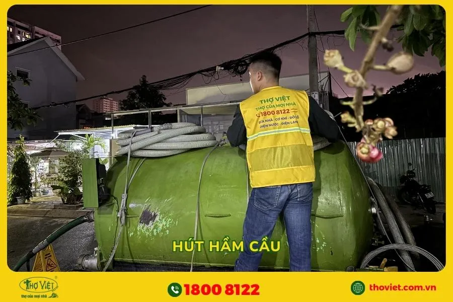 Thợ Việt đang hút hầm cầu