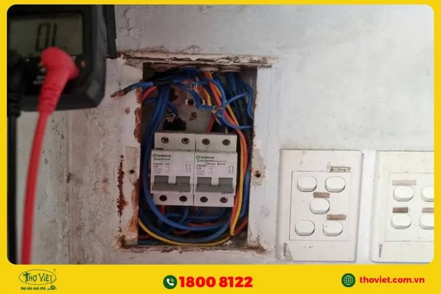 Sửa chữa cầu dao điện do quá tải nguồn điện