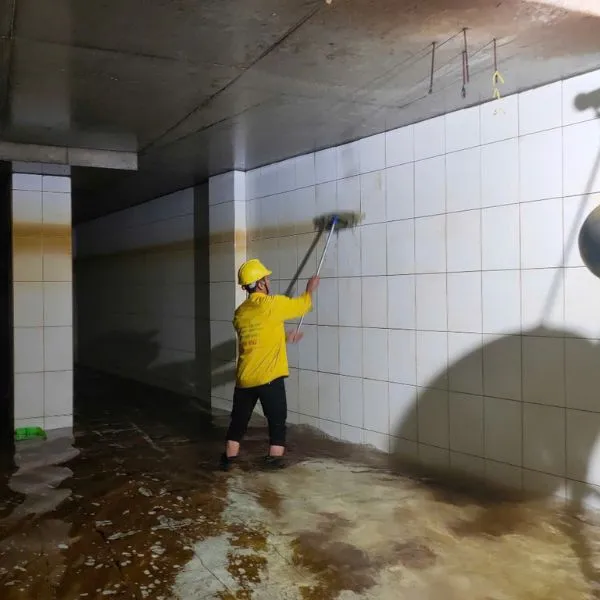 Vệ sinh bể nước