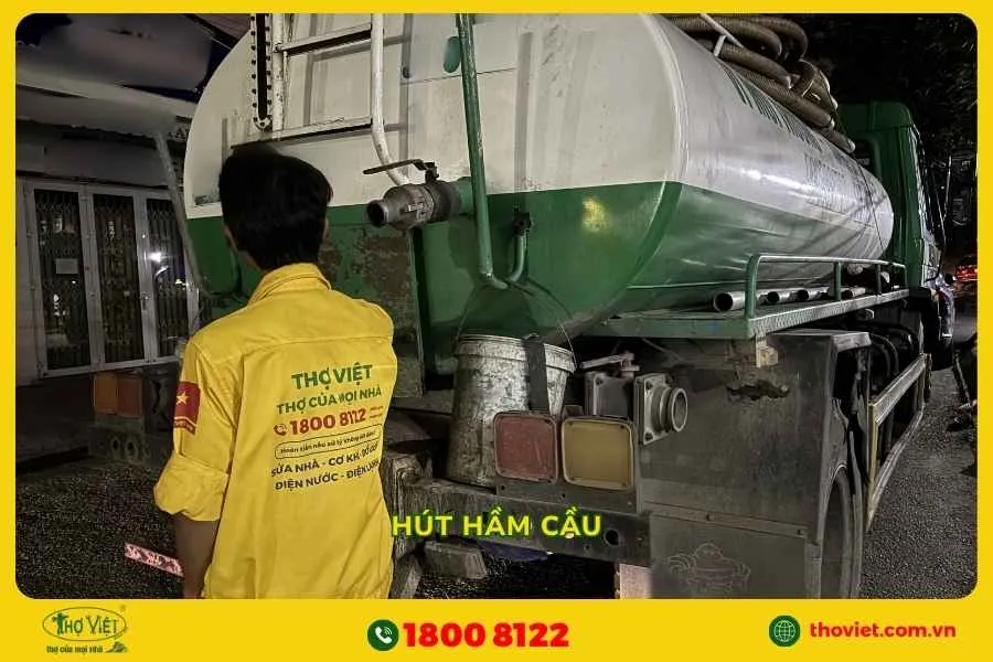 Thợ Việt đang hút hầm cầu