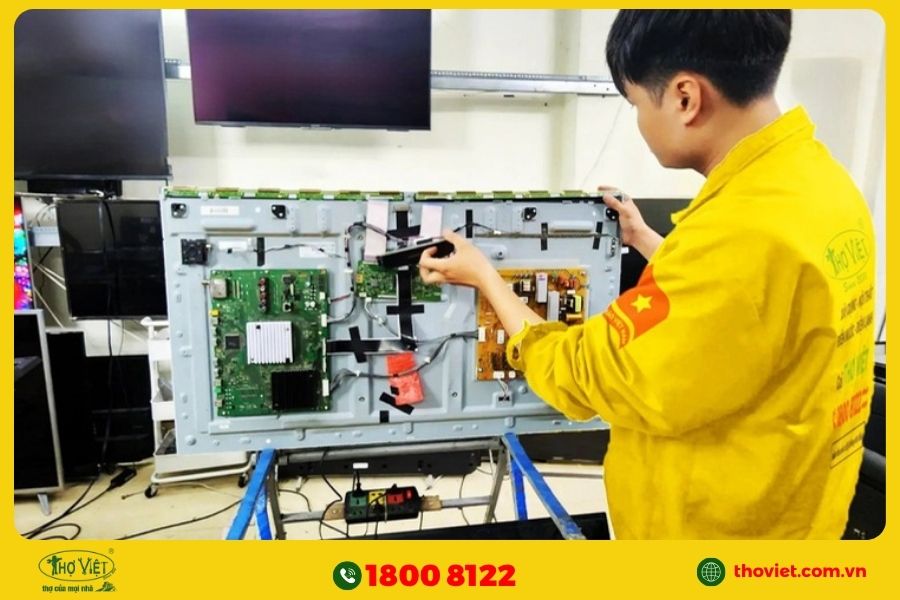 Thợ Việt nối dây điện
