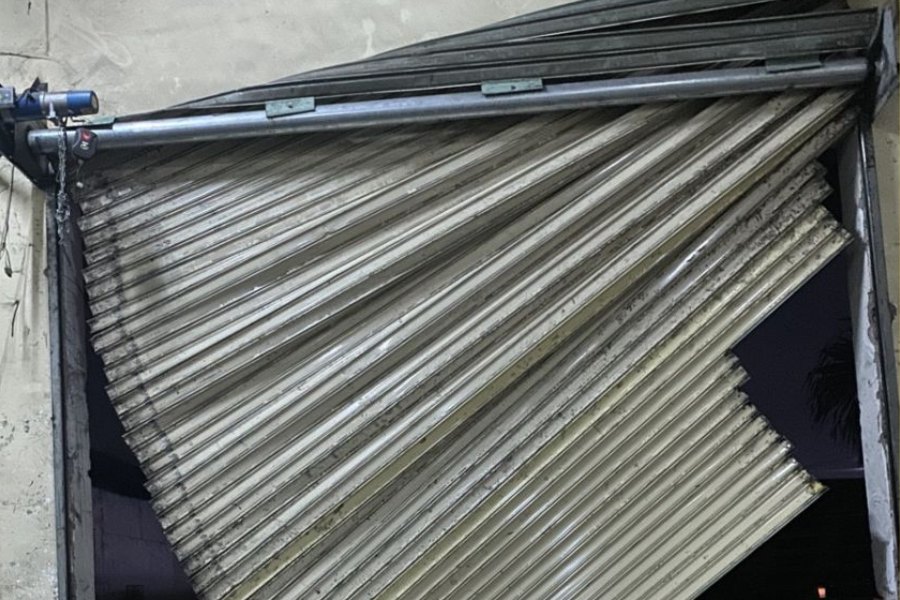 Những dấu hiệu và nguyên nhân cửa cuốn kẹt