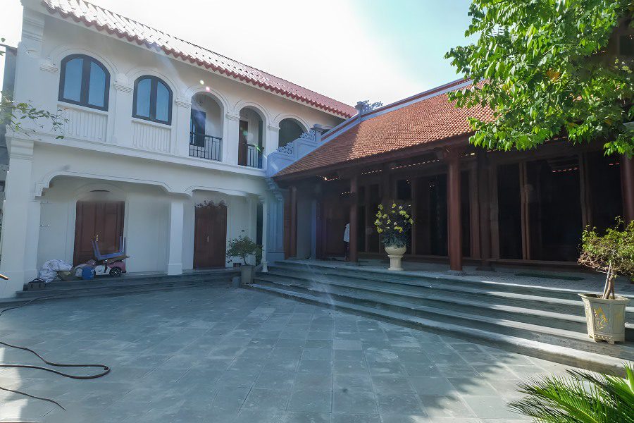 Nhà gỗ 3 gian đẹp dùng để thờ tự và tiếp khách kết nối với một dãy nhà xây hiện đại