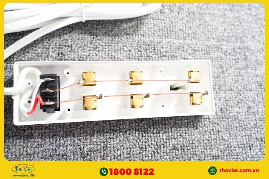Nối dây điện vào ổ cắm điện