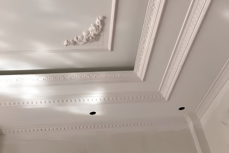 Phào chỉ trần nhà bằng thạch cao khá thân thiện, khả năng cách nhiệt tốt, chi phí vật tư thấp