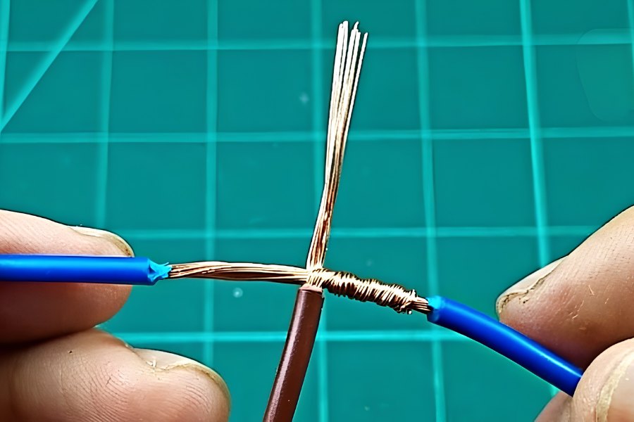 Nối dây điện rẽ nhánh là phương pháp nối một dây dẫn điện mới vào dây dẫn điện đang chạy liên tục