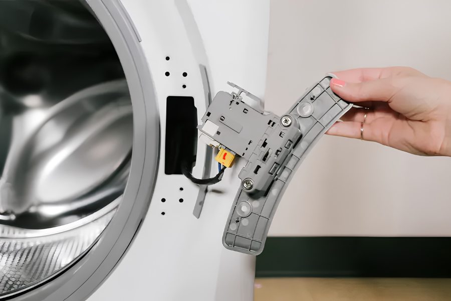 Bản lề cửa máy giặt bị xệ hoặc chốt tay cầm bị gãy