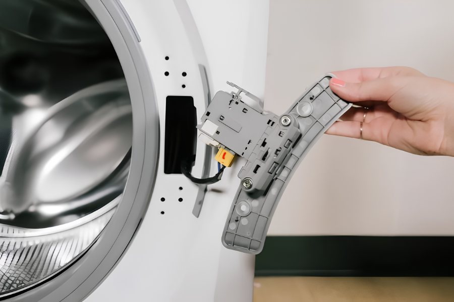 Công tắc cửa bị hỏng khiến máy giặt báo lỗi e2 3