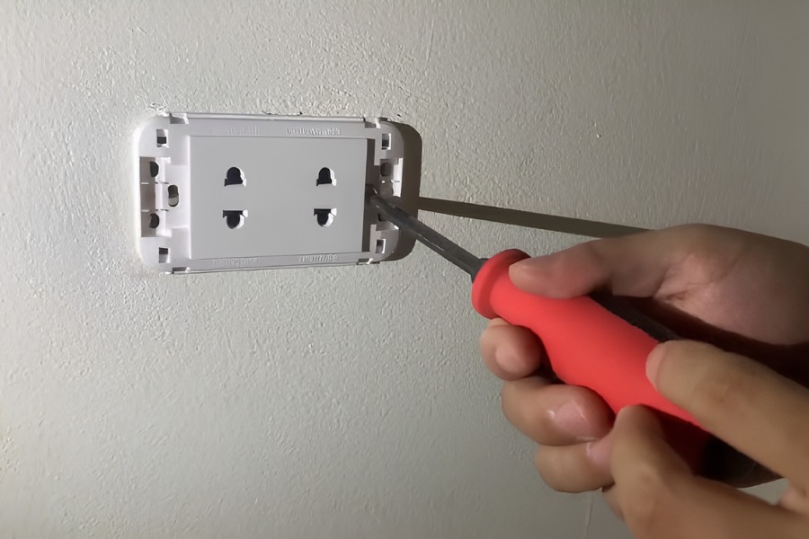 Cần nối dây đúng cực vào ổ cắm