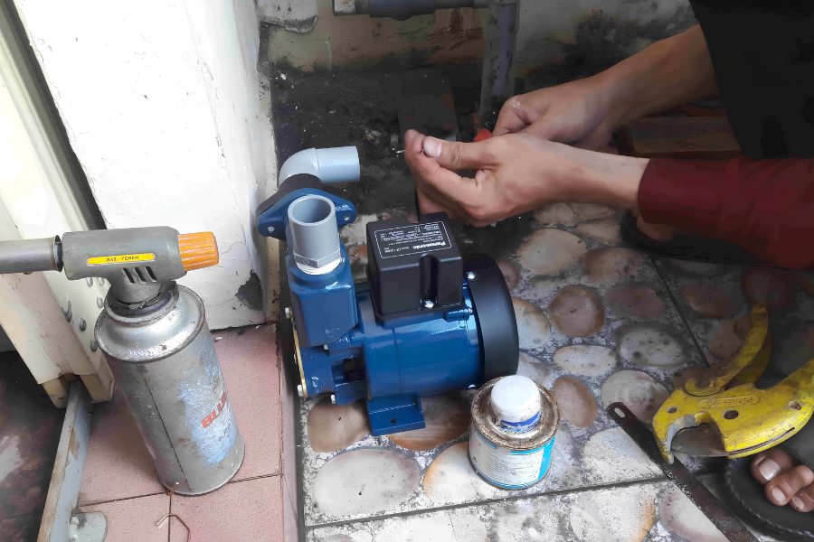 Sửa máy bơm "tạch tạch" khi đóng nước