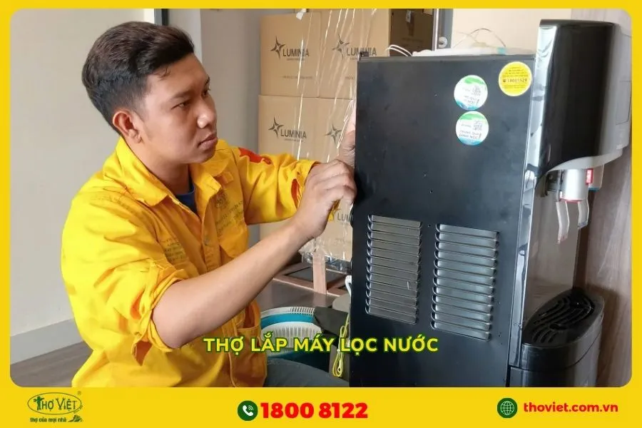 Thợ lắp máy lọc nước