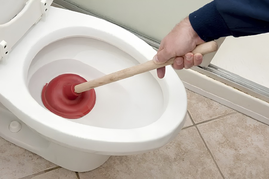 Thông bồn cầu bằng cây thụt pittông