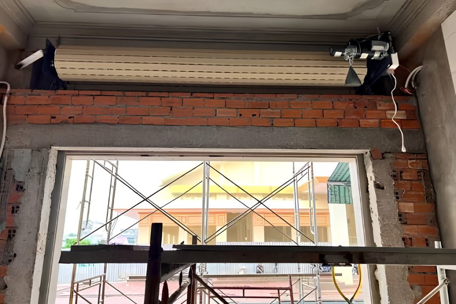 Xây tường bao và tạo rãnh đặt ray dẫn hướng