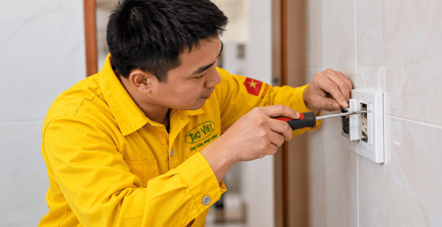 Thợ Việt tiến hành thi công