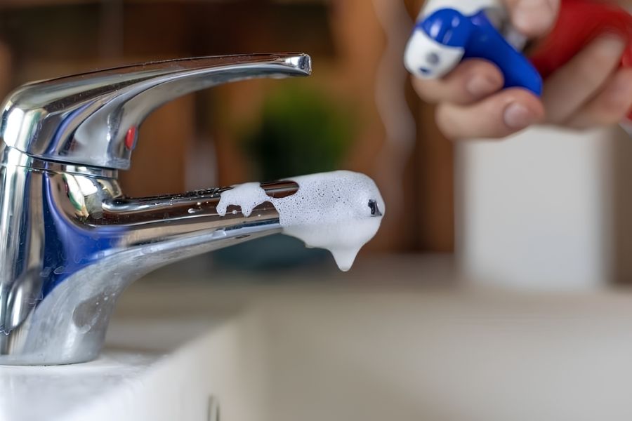 Vệ sinh vòi nước rỉ sét bằng hóa chất chuyên dụng
